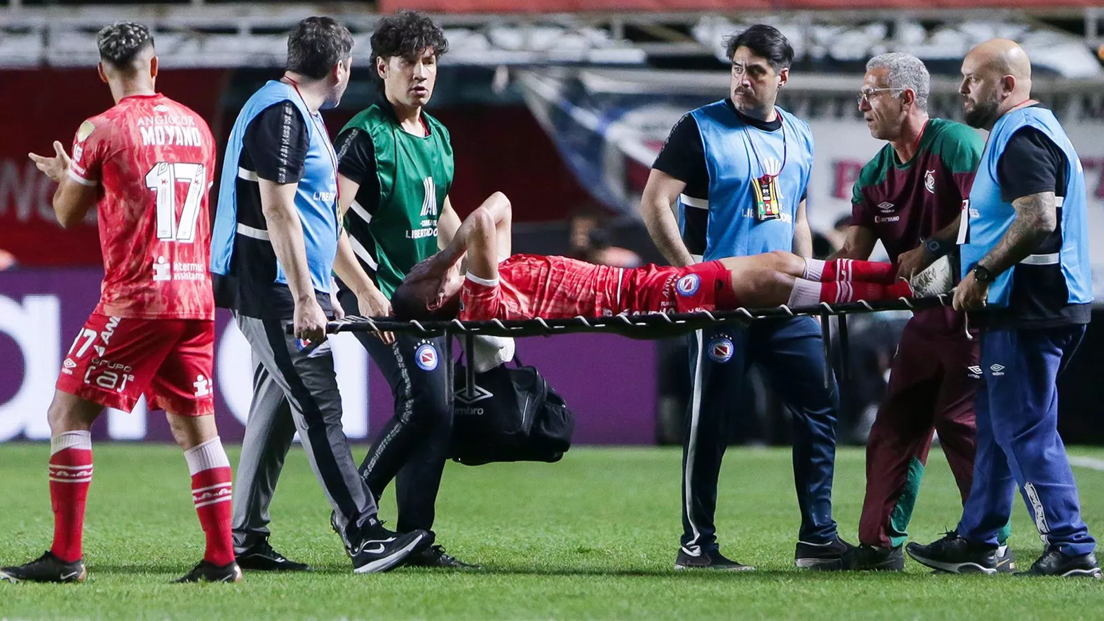 Травма в матче реал. Лучано Санчес. Марсело травмировал игрока. Футболисты.